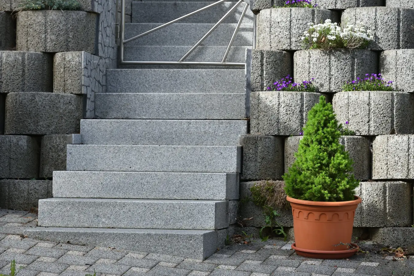 granitowe schody w ogrodzie