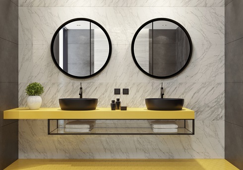 ściana w łazience z lustrami, blatem i umywalkami